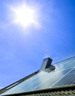 Güneş panelleri bir konutun çatısında temiz enerji üretiyor.