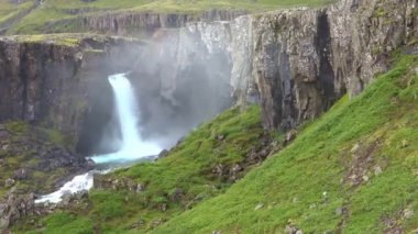 İzlanda 'nın etkileyici engebeli doğasında güzel şelaleler.