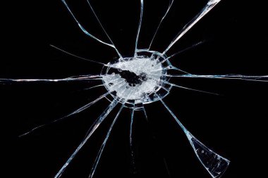 Siyah arka planda kırık bir cam pencere.