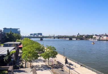 Almanya 'nın Köln kentindeki Ren nehrinin arka planında gökyüzünün ünlü binalarının olduğu güzel havaya bakın.