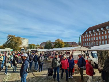 Kiel, Almanya - 28. Eylül 2024: Birçok tezgah kumaşlarını Kiel şehir merkezinde satışa sunuyor