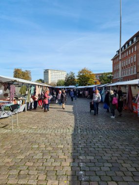 Kiel, Almanya - 28. Eylül 2024: Birçok tezgah kumaşlarını Kiel şehir merkezinde satışa sunuyor