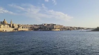 Malta 'daki tarihi eski Valletta kasabası limanın su tarafından izlendi.