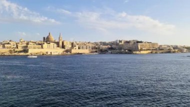 Malta 'daki tarihi eski Valletta kasabası limanın su tarafından izlendi.