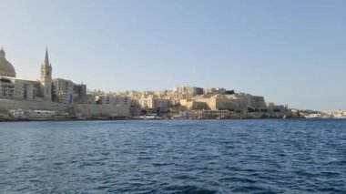 Malta 'daki tarihi eski Valletta kasabası limanın su tarafından izlendi.