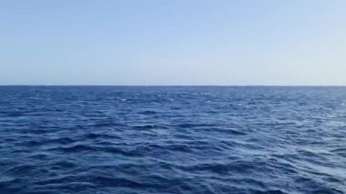 Malta 'nın önündeki Akdeniz' in koyu mavi dalgalarının görüntüsü.