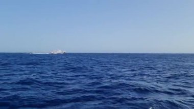 Malta 'nın önündeki Akdeniz' in koyu mavi dalgalarının görüntüsü.