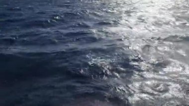 Malta 'nın önündeki Akdeniz' in koyu mavi dalgalarının görüntüsü.