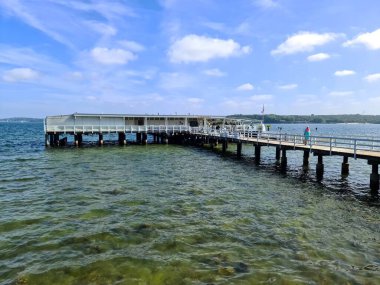 Kiel, Almanya - 05. Aralık 2024: Kiel limanındaki suda Seebar adlı tanınmış barın görüntüsü