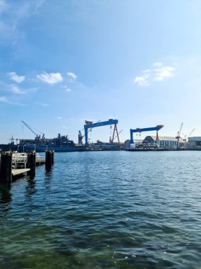 Kiel, Almanya - 05. Aralık 2024: Alman Donanma Yardlarının büyük vinçleriyle Kiel sanayi limanının manzarası
