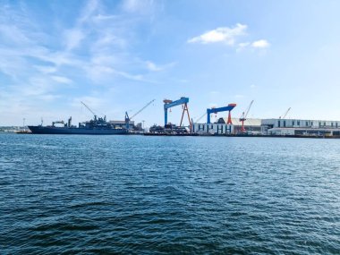 Kiel, Almanya - 05. Aralık 2024: Alman Donanma Yardlarının büyük vinçleriyle Kiel sanayi limanının manzarası