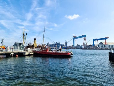 Kiel, Almanya - 05. Aralık 2024: Alman Donanma Yardlarının büyük vinçleriyle Kiel sanayi limanının manzarası