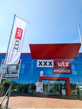 Kiel, Almanya - 05. Aralık 2024: Mobilya mağazalarının bir şubesinin güneşli havalarda girişi