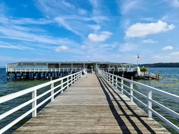 Kiel, Almanya - 05. Aralık 2024: Kiel limanındaki suda Seebar adlı tanınmış barın görüntüsü