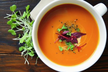 Süslü lezzetli bir çorbanın masa üstü görüntüsü.