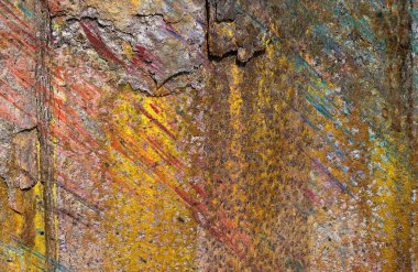 Çatlamış ve yüksek çözünürlüklü beton duvar dokusundaki boyaları soymuş..