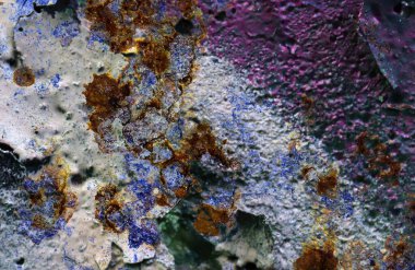 Çatlamış ve yüksek çözünürlüklü beton duvar dokusundaki boyaları soymuş..