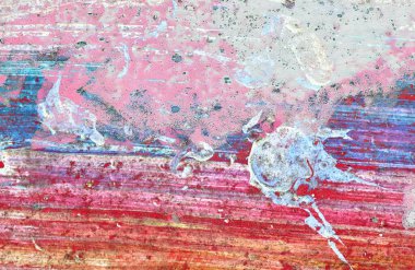 Çatlamış ve yüksek çözünürlüklü beton duvar dokusundaki boyaları soymuş..