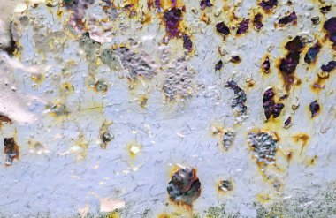 Çatlamış ve yüksek çözünürlüklü beton duvar dokusundaki boyaları soymuş..