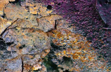 Çatlamış ve yüksek çözünürlüklü beton duvar dokusundaki boyaları soymuş..