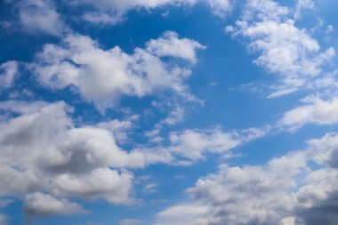 Değişen şekillerin parlak bulutları ılık yaz havasında sürükleniyor.