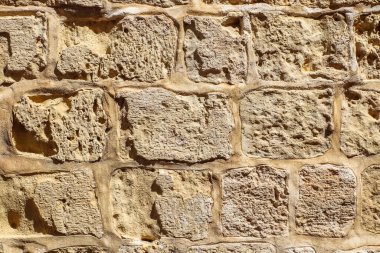 Malta 'nın tarihi şeritlerindeki taş bir duvarın yaşlı yüzü.