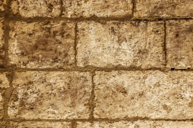 Taştan bir duvarın kırsal yüzeyi Malta 'nın tarihi geçitlerini kaplıyor.