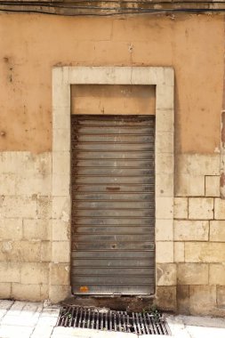 Malta 'nın sakin sokaklarında eski düz bir kapının dokulu yüzeyi.