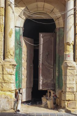 Maltas 'ın tarihi sokaklarındaki eski bir daireye açılan eski bir kapı.