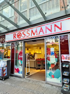 Kiel, Almanya 25 Ocak 2025: Pencerelerinde Noel süsleri, içinde alışveriş arabaları olan bir Rossmann eczanesinin girişi