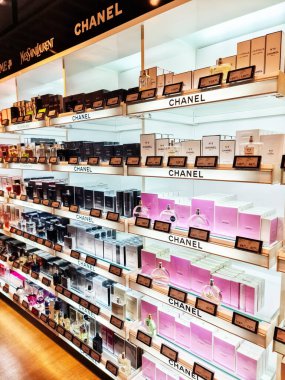 Kiel, Almanya 25 Ocak 2025: Bir parfüm dükkanında farklı Chanel kokuları sergilenmekte ve müşterilere geniş bir parfüm yelpazesi sunulmaktadır