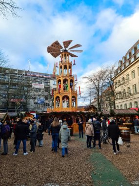 Kiel, Almanya 25 Ocak 2025: Geleneksel Noel piramidini ziyaret eden turistler Almanya 'nın Nürnberg kentindeki Hauptmarkt' ta