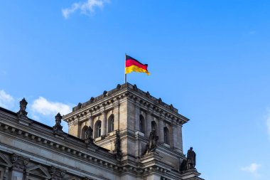Berlin, Almanya - 03. Ekim 2024: Reichstag binasında Alman bayrağı dalgalanıyor, Berlin, Almanya