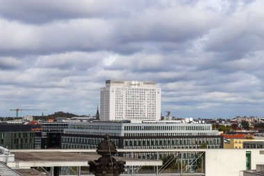Berlin, Almanya - 03. Ekim 2024: Charit Üniversitesi 'nin önde gelen hastane binasıyla Berlin şehir manzarası