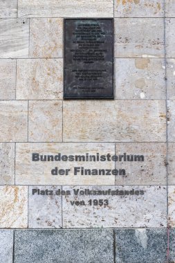 Berlin, Almanya - 03. Ekim 2024: Berlin 'deki Bundesministerium der Finanzen binasında 1953 yılındaki halk ayaklanmasını hatırlatan plaketler
