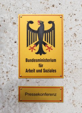 Berlin, Almanya - 03. Ekim 2024: Almanya Federal Çalışma ve Sosyal İşler Bakanlığı 'nın sarı işareti ve basın toplantısı