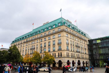 Berlin, Almanya - 03. Ekim 2024: Berlin, Almanya 'da Alman ve Avusturya bayrakları sallayan Adlon Kempinski Oteli cephesi