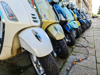 Berlin, Almanya - 03. Ekim 2024: Renkli Vespa scooter 'lar Berlin' de kaldırıma hücum ediyor