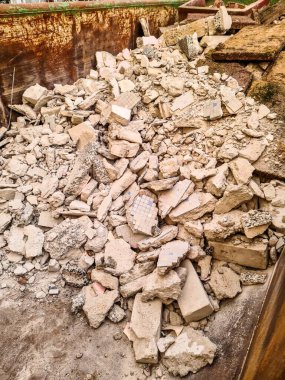 Paslı konteyner yıkım sonrası enkaz ve moloz topluyor.