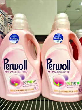 Hamburg, Almanya - 04. Şubat 2025: Pembe Perwoll bir süpermarketin rafında üzerinde ikinci el indirim etiketi bulunan feinwaschmittel şişelerini yeniliyor