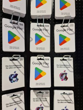 Hamburg, Almanya - 04. Şubat 2025: Google Play ve Apple 'dan hediye kartları bir mağazada asılı duruyor