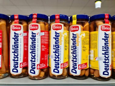 Hamburg, Almanya - 04. Şubat 2025: Yeşil ve turuncu sınırlı tasarım sürümleri de dahil olmak üzere çeşitli Jaegermeister şişeleri bir mağaza rafında sergilenmektedir