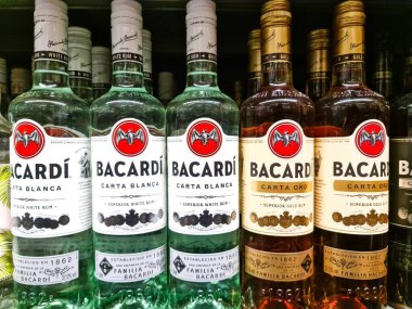 Hamburg, Almanya - 04. Şubat 2025: Bacardi romu şişeleri, Carta Blanca ve Carta Oro, bir mağazanın rafında yan yana dururlar.