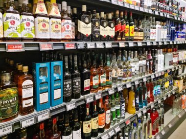 Hamburg, Almanya - 04. Şubat 2025: Farklı viski, votka, rom ve diğer likör markaları raflarda düzenli olarak düzenlenerek, tüketiciler için geniş bir seçilim sunuluyor