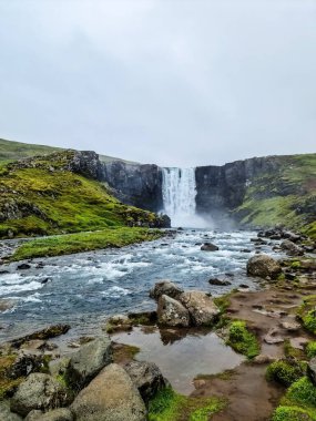 İzlanda 'da kayalık uçurumlardan akan çarpıcı şelale.