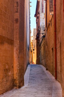 Mdina, Malta 30 Eylül 2024: Mdina, Malta 'da antik taş duvarlı güneşli sokak