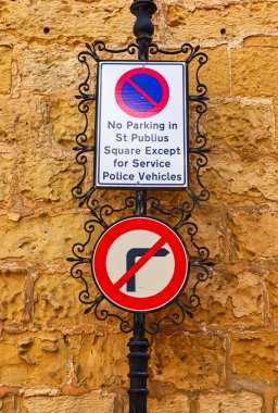 Mdina, Malta 30 Eylül 2024: Mdina, Malta 'da taş bir duvarda dekoratif park işareti yok