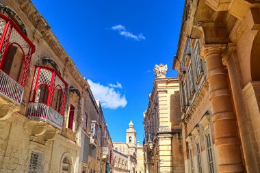 Mdina, Malta 30 Eylül 2024: Mdina 'nın tarihi sokaklarında canlı mimari ve açık mavi gökyüzü