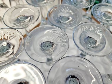 Sayısız boş şarap kadehi, zarif dekoratif sapları ve şeffaf kâseleriyle düzgünce düzenlenmiştir.