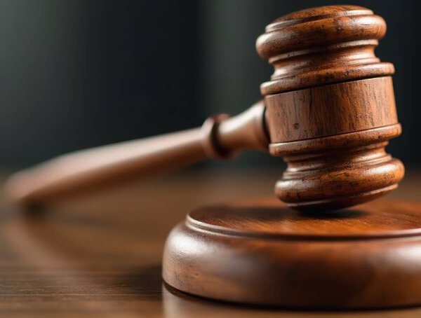 Крупный план деревянного молотка, стоящего на прочном блоке, представляющего судебный процесс и судебные решения